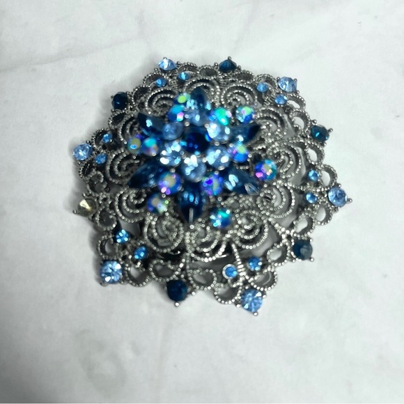 Elegant Blue Rhinestone Floral Filigree Scarf Clip 2 1/4" Diameter Vintage - Picture 4 of 7